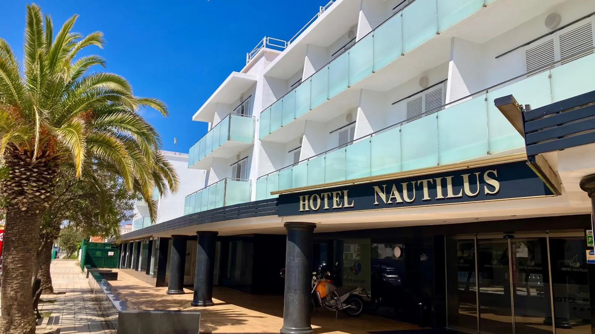 Nautilus Hotel Roses 3*,